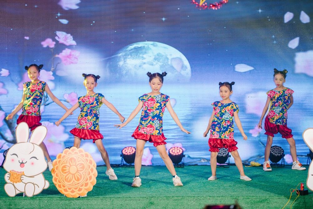 Con em cán bộ, người lao động PV Power chung vui "Đón Tết trông trăng"