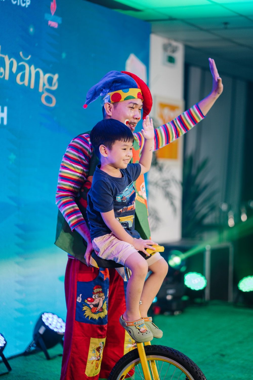 Con em cán bộ, người lao động PV Power chung vui "Đón Tết trông trăng"