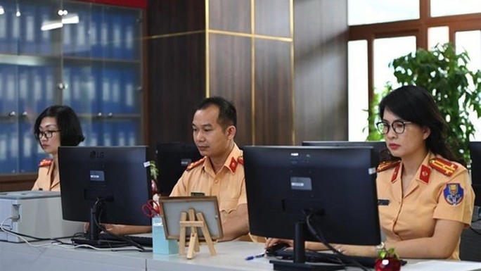 Cán bộ Cục Cảnh sát giao thông đang theo dõi phiên đấu giá. Cán bộ Cục Cảnh sát giao thông đang theo dõi phiên đấu giá.