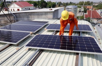 Lý giải vì sao Bộ Công Thương đề xuất điện mặt trời mái nhà dư thừa phát lên lưới giá 0 đồng?