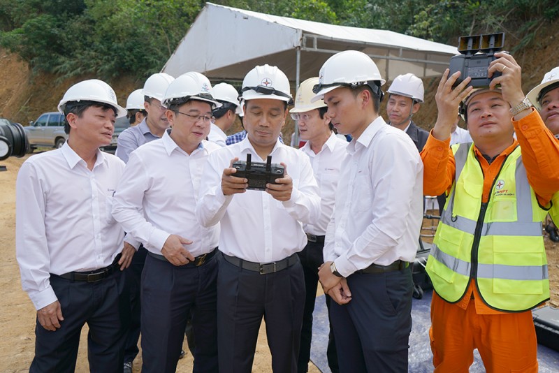 Bí thư Đảng ủy, Chủ tịch HĐTV EVNNPT Nguyễn Tuấn Tùng và Phó Bí thư Đảng ủy, Tổng giám đốc EVNNPT – Phạm Lê Phú kiểm tra ứng dụng khoa học công nghệ trong quản lý vận hành lưới điện truyền tải Bí thư Đảng ủy, Chủ tịch HĐTV EVNNPT Nguyễn Tuấn Tùng và Phó Bí thư Đảng ủy, Tổng giám đốc EVNNPT – Phạm Lê Phú kiểm tra ứng dụng khoa học công nghệ trong quản lý vận hành lưới điện truyền tải