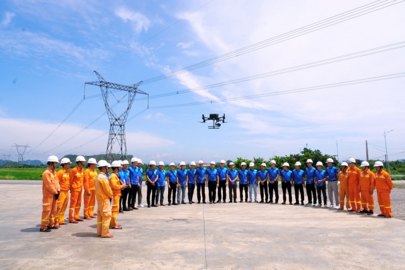 Thanh niên EVNNPT tự đào tạo để nâng cao kiến thức sử dụng UAV phục vụ sản xuất Thanh niên EVNNPT tự đào tạo để nâng cao kiến thức sử dụng UAV phục vụ sản xuất