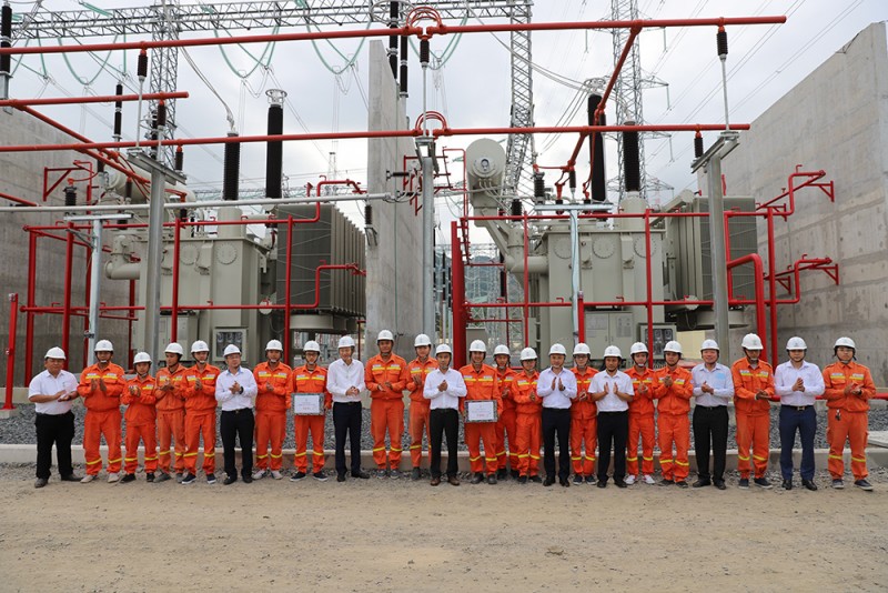 Lãnh đạo EVNNPT tặng quà động viên lực lượng giám sát thi công, vận hành TBA 500kV Vân Phong Lãnh đạo EVNNPT tặng quà động viên lực lượng giám sát thi công, vận hành TBA 500kV Vân Phong