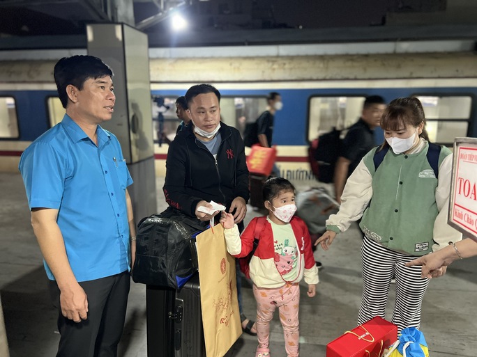 Người lao động nào được tặng vé tàu, máy bay về quê đón Tết? - Ảnh 4. Người lao động nào được tặng vé tàu, máy bay về quê đón Tết? - Ảnh 4.