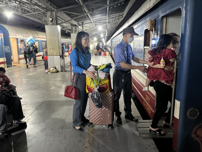 Người lao động nào được tặng vé tàu, máy bay về quê đón Tết? - Ảnh 3. Người lao động nào được tặng vé tàu, máy bay về quê đón Tết? - Ảnh 3.