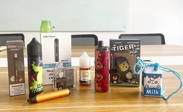 Rất nhiều sản phẩm thuốc lá điện tử được nhà sản xuất nguỵ trang trong các món đồ với hình thù bắt mắt. (Ảnh: Như Loan) Rất nhiều sản phẩm thuốc lá điện tử được nhà sản xuất nguỵ trang trong các món đồ với hình thù bắt mắt. (Ảnh: Như Loan)