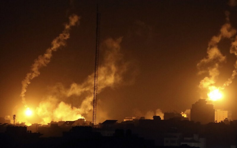 Pháo sáng của lực lượng Israel thắp sáng bầu trời đêm ở phía bắc Dải Gaza, Thứ Bảy, ngày 4 tháng 11 năm 2023. Ảnh (AP/Abed Khaled) Pháo sáng của lực lượng Israel thắp sáng bầu trời đêm ở phía bắc Dải Gaza, Thứ Bảy, ngày 4 tháng 11 năm 2023. Ảnh (AP/Abed Khaled)