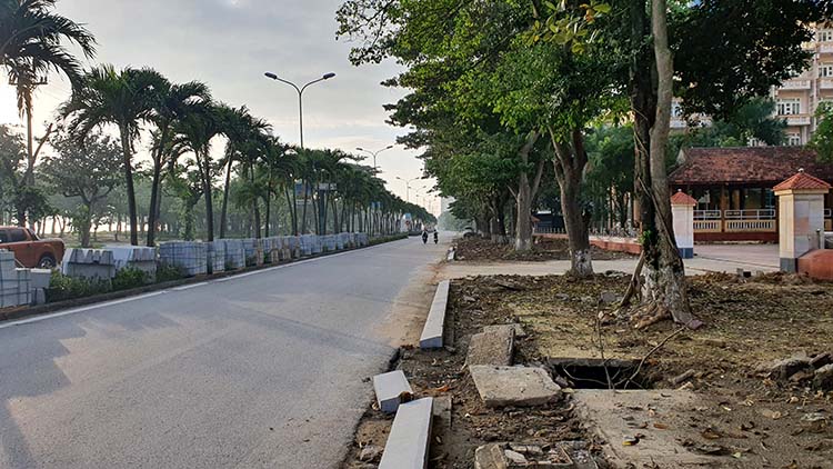 Vỉa hè trục chính Cửa Lò được thay mới. Ảnh Mỹ Linh