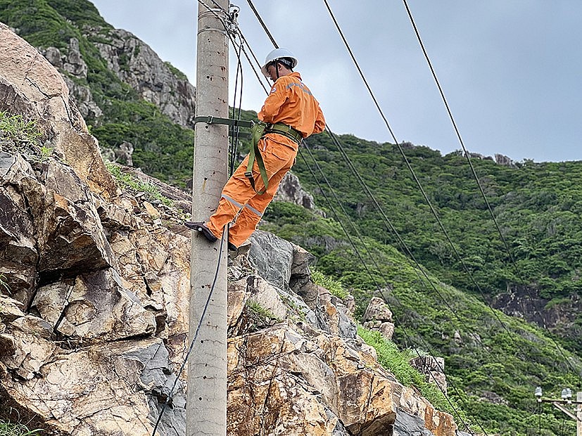 Nhân viên điện lực Côn Đảo kiểm tra bảo trì đường dây định kỳ tại khu vực bến Đầm (ảnh Hồng Phúc, báo Bà Rịa Vũng Tàu) Nhân viên điện lực Côn Đảo kiểm tra bảo trì đường dây định kỳ tại khu vực bến Đầm (ảnh Hồng Phúc, báo Bà Rịa Vũng Tàu)