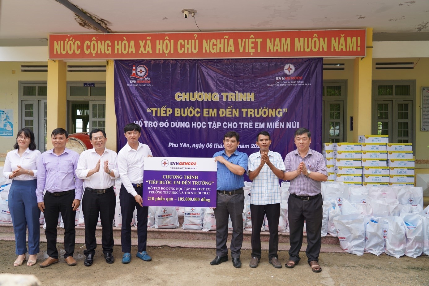 Ông Võ Trà Dũng – Chánh Văn phòng EVNGENCO2 (thứ tư từ trái sang) trao tặng biểu trưng 210 suất quà cho trường TH&THCS Suối Trai Ông Võ Trà Dũng – Chánh Văn phòng EVNGENCO2 (thứ tư từ trái sang) trao tặng biểu trưng 210 suất quà cho trường TH&THCS Suối Trai