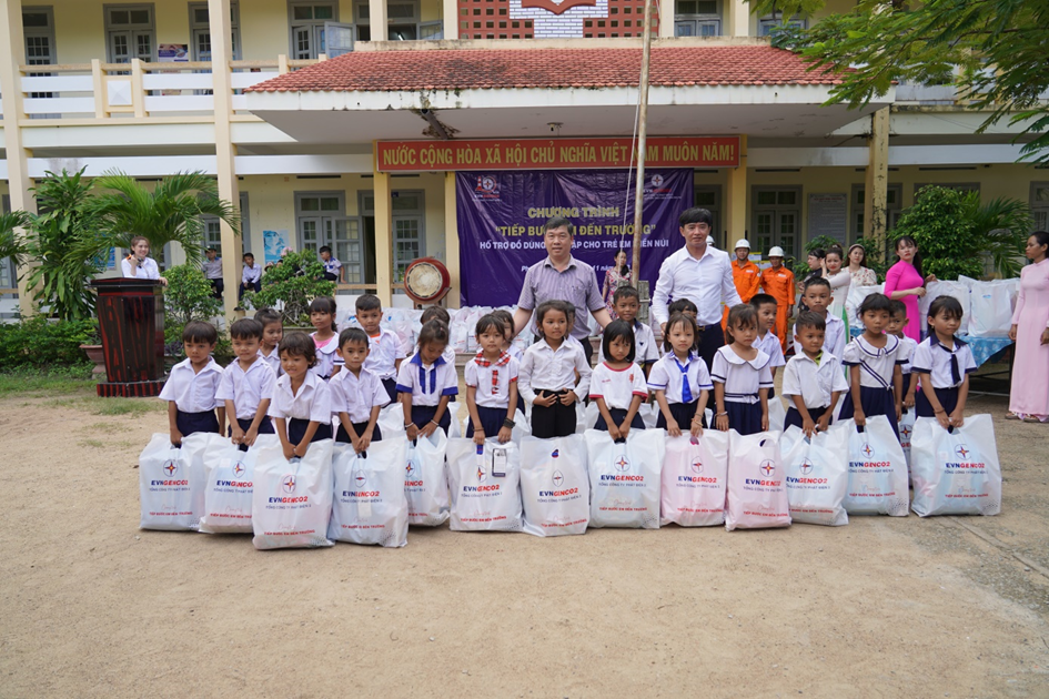 Ông Nguyễn Đình An – Phó Chủ tịch UBND huyện Sơn Hòa (bên trái) và ông Võ Trà Dũng – Chánh VP EVNGENCO2 (bên phải) trao quà cho các em học sinh Ông Nguyễn Đình An – Phó Chủ tịch UBND huyện Sơn Hòa (bên trái) và ông Võ Trà Dũng – Chánh VP EVNGENCO2 (bên phải) trao quà cho các em học sinh
