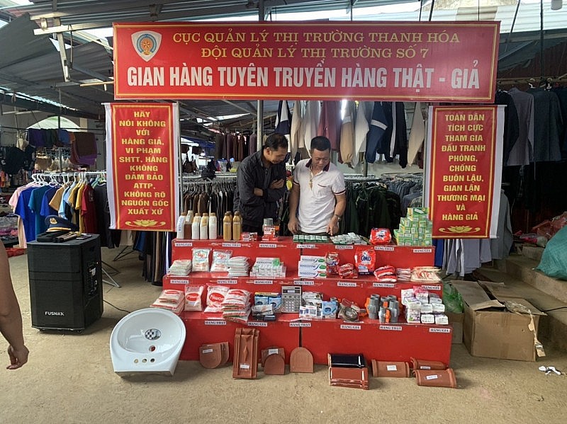 Quản lý thị trường Thanh Hóa giúp người dân vùng biên giới phân biệt hàng thật - hàng giả