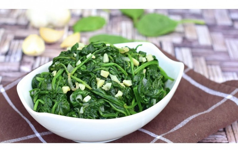 Rau chân vịt rất giàu vitamin A, B, C, E, K, kẽm, magie và hàm lượng sắt đáng kể Rau chân vịt rất giàu vitamin A, B, C, E, K, kẽm, magie và hàm lượng sắt đáng kể