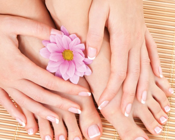 Cắt và dũa móng tay của bạn thường xuyên để tránh va quệt và sửa chữa các vết nứt Cắt và dũa móng tay của bạn thường xuyên để tránh va quệt và sửa chữa các vết nứt