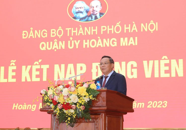 Đảng bộ quận Hoàng Mai kết nạp Đảng cho 20 quần chúng ưu tú Đảng bộ quận Hoàng Mai kết nạp Đảng cho 20 quần chúng ưu tú