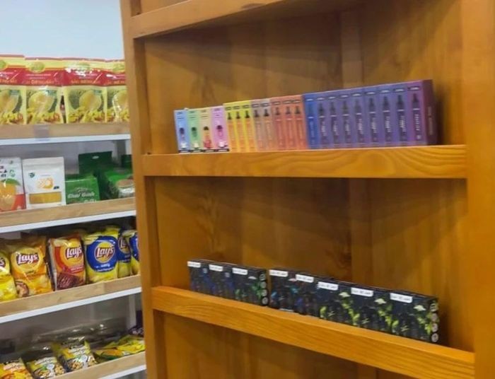 Thuốc lá điện tử không rõ nguồn gốc xuất xứ được bày bán tại cửa hàng Thuốc lá điện tử không rõ nguồn gốc xuất xứ được bày bán tại cửa hàng