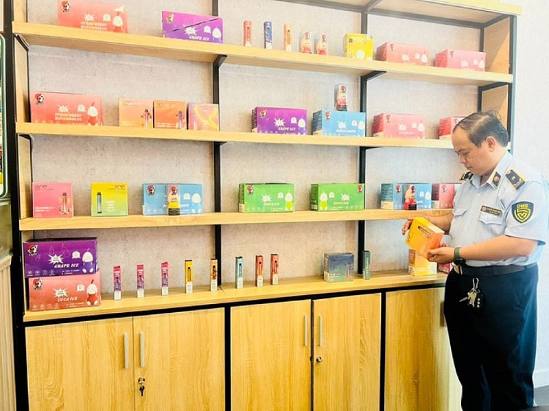 Chưa có chế tài khiến việc xử lý thuốc lá điện tử còn khó khăn