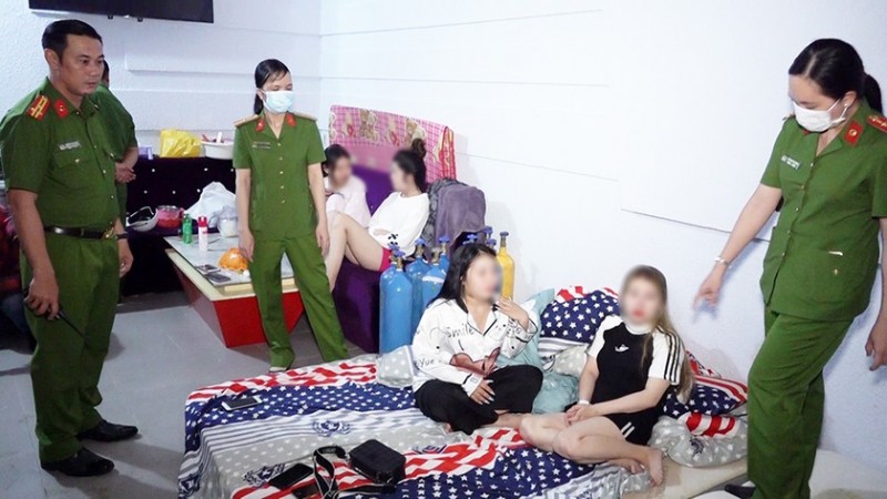 Các đối tượng bị lực lượng Công an bắt quả tang