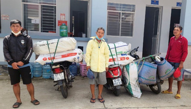 Đối tượng vận chuyển thuốc lá lậu và tang vật sau khi bị bắt giữ Đối tượng vận chuyển thuốc lá lậu và tang vật sau khi bị bắt giữ