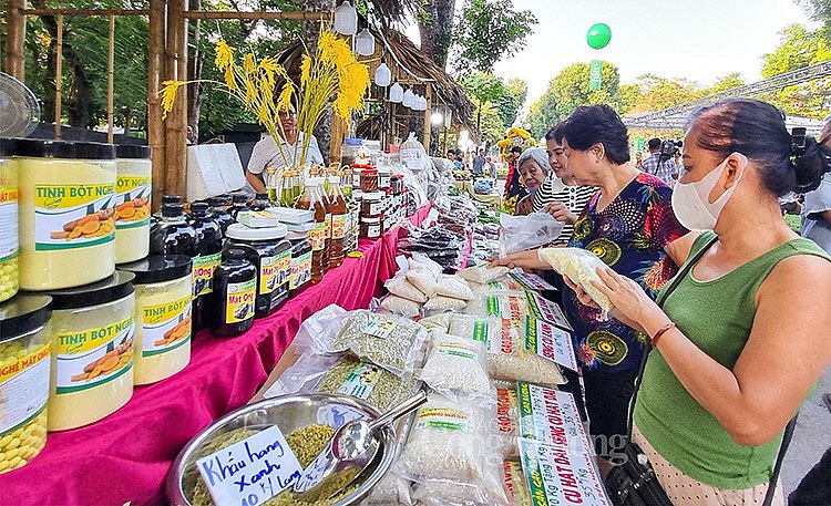 Người dân Thủ đô thăm quan, mua hàng tại Lễ hội trái cây thành phố Hà Nội năm 2023 Người dân Thủ đô thăm quan, mua hàng tại Lễ hội trái cây thành phố Hà Nội năm 2023