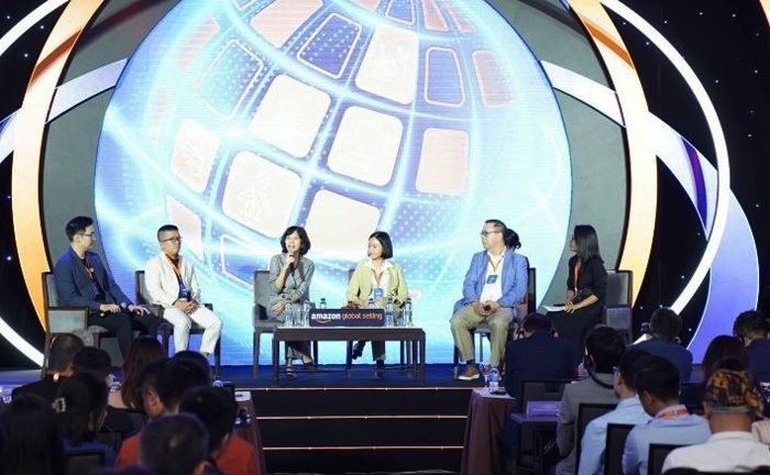 Các đại biểu thảo luận tại Hội nghị Thương mại điện tử xuyên biên giới lần thứ 5, tổ chức tại Hà Nội, tháng 10-2023