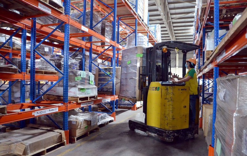 Bốc xếp hàng hóa tại kho thông minh của Công ty TNHH quốc tế Delta Hà Nội.