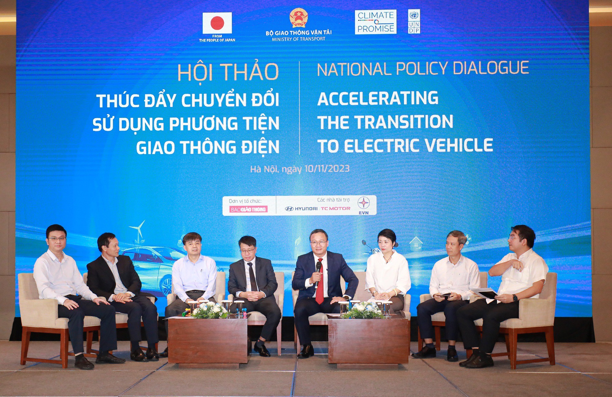 Cách nào thúc đẩy chuyển đổi phương tiện điện tại Việt Nam? - Ảnh 10. Các đại biểu, khách mời tham gia tọa đàm Cách nào thúc đẩy chuyển đổi phương tiện điện tại Việt Nam? - Ảnh 10. Các đại biểu, khách mời tham gia tọa đàm