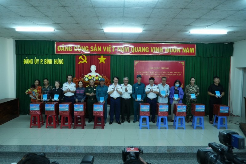 Đoàn công tác tặng quà cho các hộ ngư dân có hoàn cảnh khó khăn tại địa phương Đoàn công tác tặng quà cho các hộ ngư dân có hoàn cảnh khó khăn tại địa phương