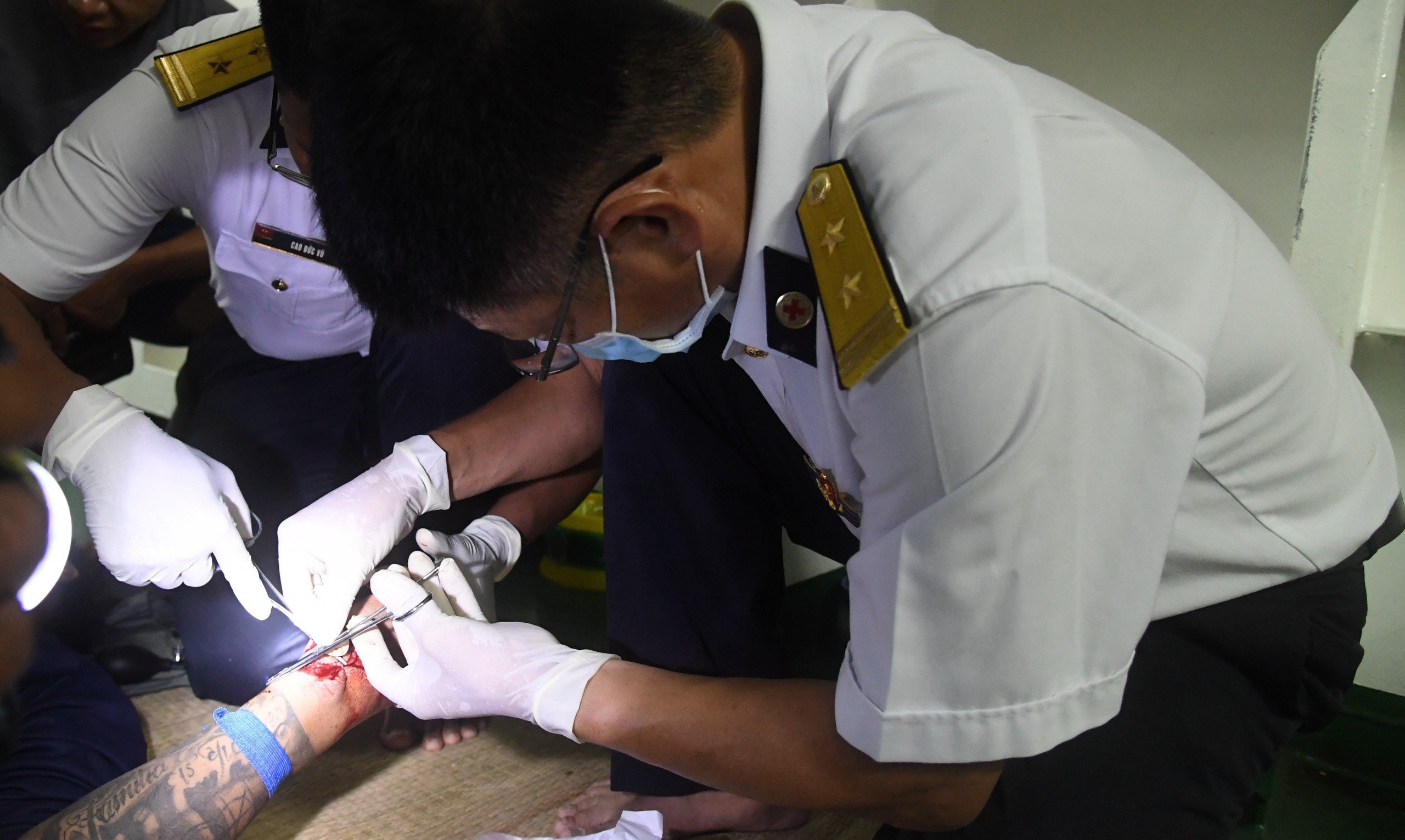 Tổ quân y tàu 272 Vùng 2 Hải quân cấp cứu ngư dân gặp nạn trên tàu cá BV 92779 TS. Ảnh: Trịnh Ngọc Tổ quân y tàu 272 Vùng 2 Hải quân cấp cứu ngư dân gặp nạn trên tàu cá BV 92779 TS. Ảnh: Trịnh Ngọc