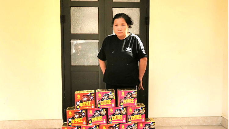 Đối tượng Lý Thị Hường cùng tang vật vi phạm bị tạm giữ Đối tượng Lý Thị Hường cùng tang vật vi phạm bị tạm giữ