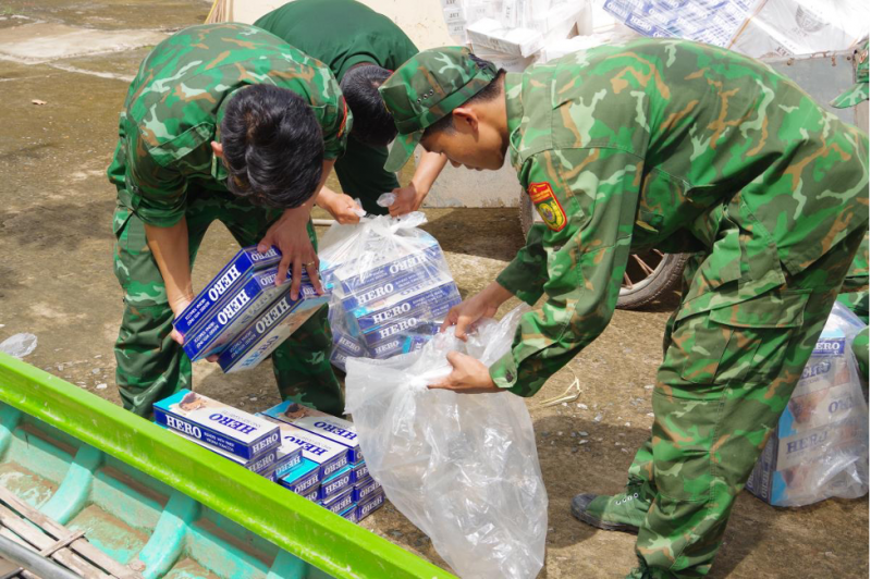 Cán bộ, chiến sĩ Đồn Biên phòng Cầu Muống kiểm đếm tang vật thu giữ được Cán bộ, chiến sĩ Đồn Biên phòng Cầu Muống kiểm đếm tang vật thu giữ được