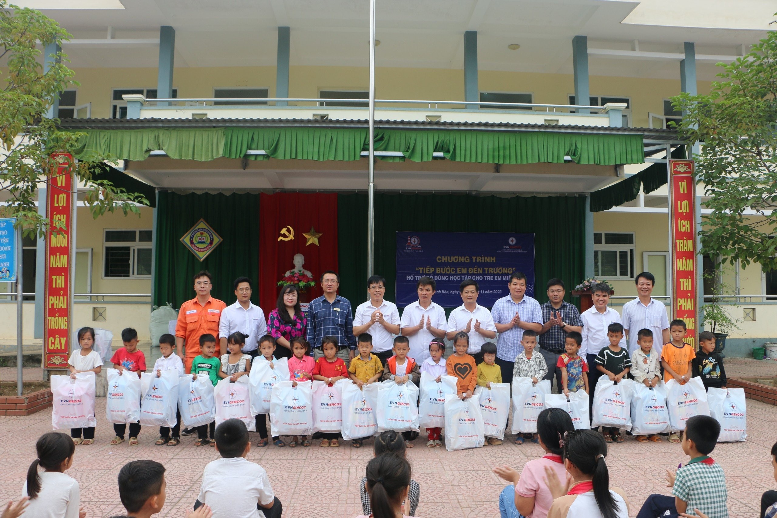 “Tiếp bước em đến trường” trên địa bàn Nhà máy Thủy điện Trung Sơn