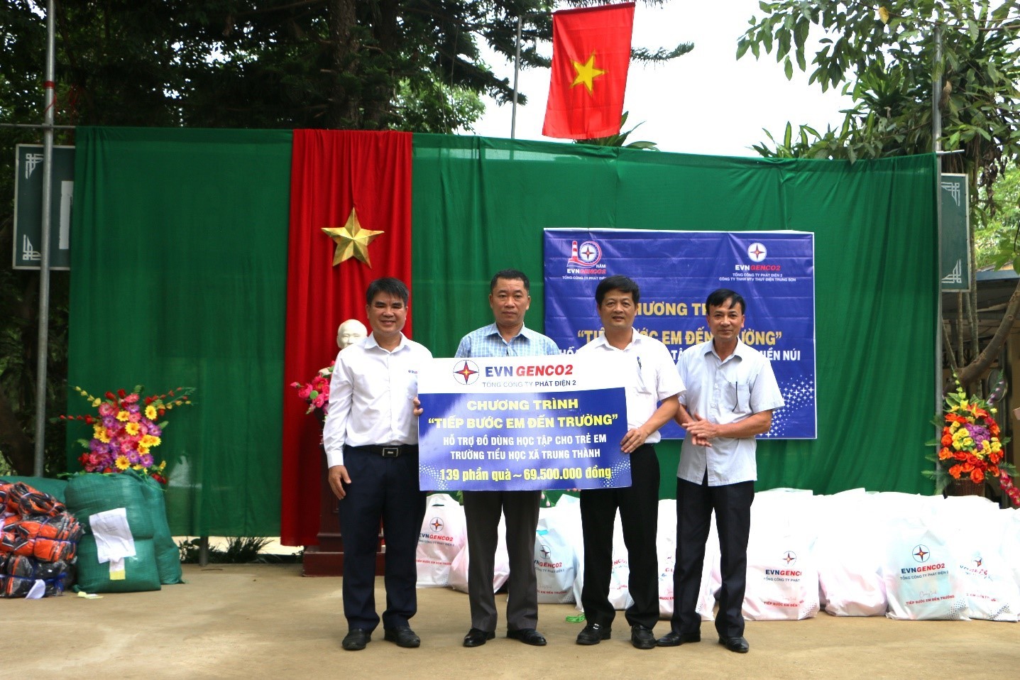 “Tiếp bước em đến trường” trên địa bàn Nhà máy Thủy điện Trung Sơn