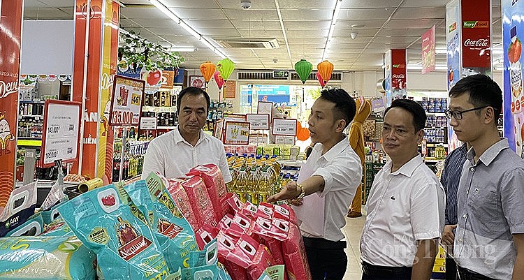 Tháng Khuyến mại Hà Nội 2023: Siêu thị giảm giá mạnh trong 'Ngày Vàng giá shock' hút người tiêu dùng Tháng Khuyến mại Hà Nội 2023: Siêu thị giảm giá mạnh trong 'Ngày Vàng giá shock' hút người tiêu dùng