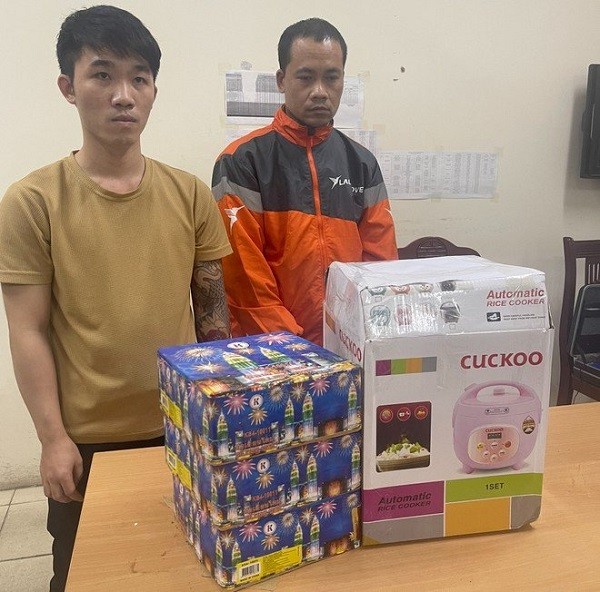 Hai đối tượng bị khởi tố cùng tang vật pháo nổ Hai đối tượng bị khởi tố cùng tang vật pháo nổ