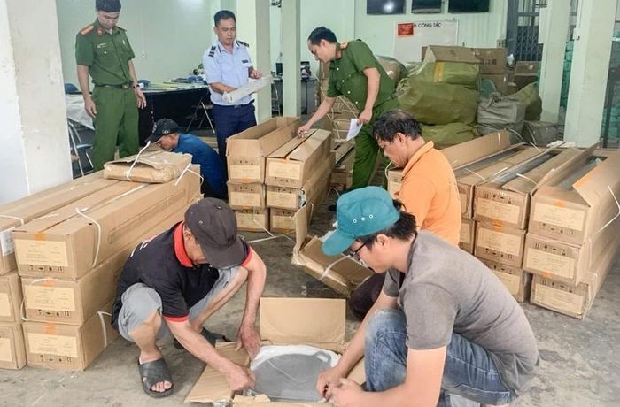 Hàng ngàn sản phẩm không rõ nguồn gốc, xuất xứ bị thu giữ Hàng ngàn sản phẩm không rõ nguồn gốc, xuất xứ bị thu giữ