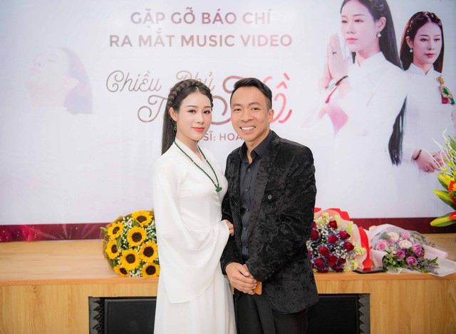 Ca sĩ Việt Hoàn cùng vợ cũ Hoa Trần chính thức đường ai nấy đi từ năm 2021 Ca sĩ Việt Hoàn cùng vợ cũ Hoa Trần chính thức đường ai nấy đi từ năm 2021