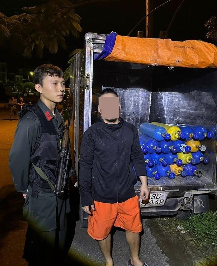 Đối tượng và tang vật bị lực lượng công an tạm giữ Đối tượng và tang vật bị lực lượng công an tạm giữ