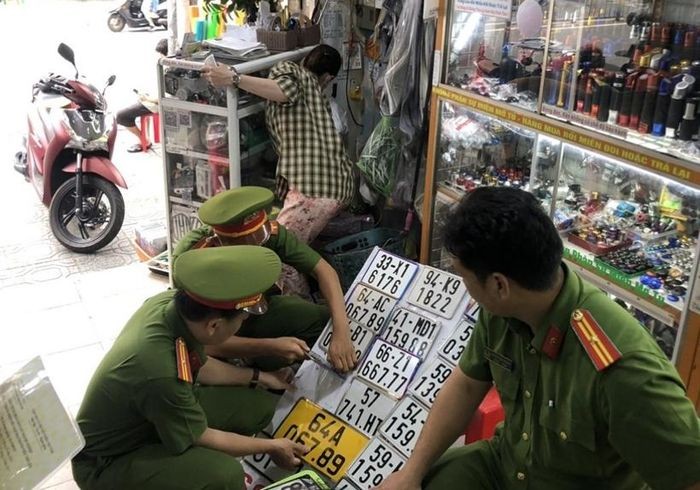 Tổ công tác kiểm tra một cơ sở Tổ công tác kiểm tra một cơ sở