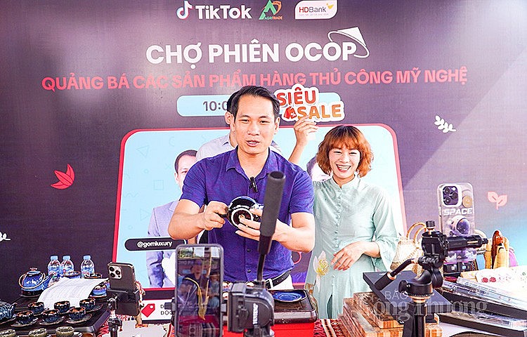 Phiên livestream kéo dài 4 tiếng đã thu hút hơn 20 triệu lượt tiếp cận, 370.000 người xem livestream Phiên livestream kéo dài 4 tiếng đã thu hút hơn 20 triệu lượt tiếp cận, 370.000 người xem livestream