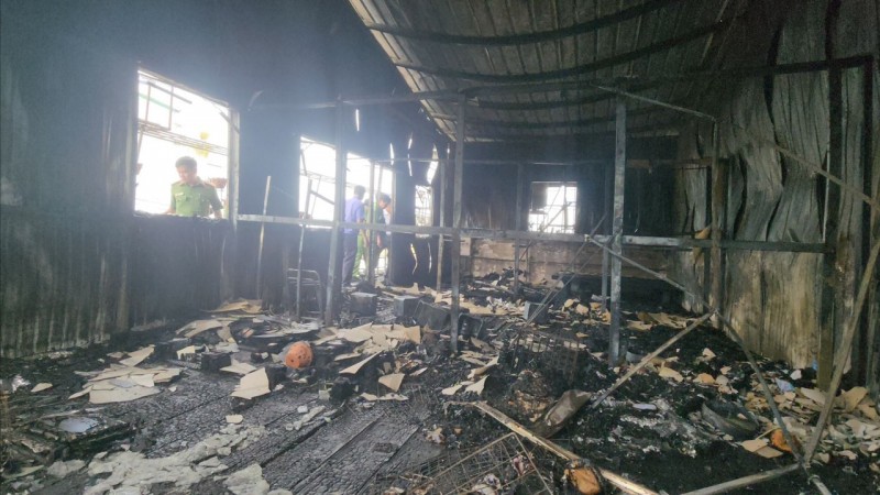 Toàn bộ vật dụng ở tầng 1 bị thiêu rụi. Toàn bộ vật dụng ở tầng 1 bị thiêu rụi.