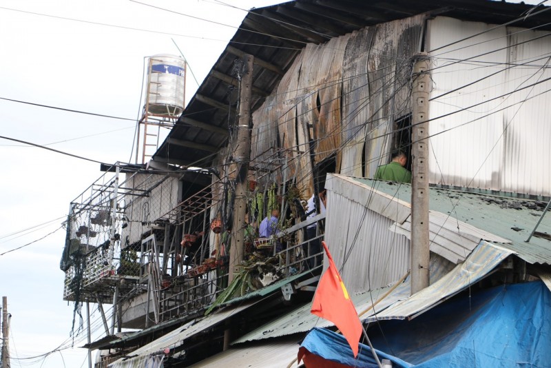 Cột điện nằm sát vách nhà, nơi phát sinh đám cháy. Cột điện nằm sát vách nhà, nơi phát sinh đám cháy.