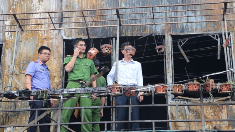 Lực lượng chức năng khám nghiệm hiện trường để điều tra nguyên nhân vụ cháy Lực lượng chức năng khám nghiệm hiện trường để điều tra nguyên nhân vụ cháy