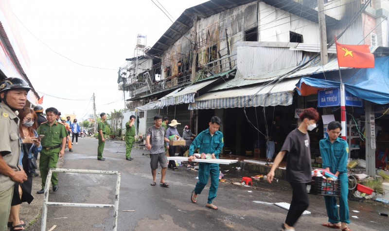 Nhiều người dân và lực lượng chức năng hỗ trợ di dời hàng hoá trong tiệm Nhiều người dân và lực lượng chức năng hỗ trợ di dời hàng hoá trong tiệm