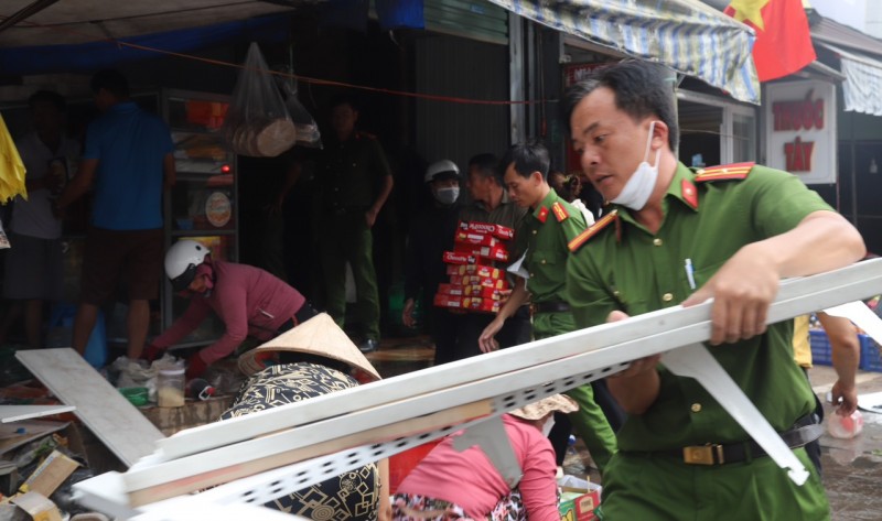 Vụ cháy khiến nhiều tiểu thương chợ Khu 6 hốt hoảng Vụ cháy khiến nhiều tiểu thương chợ Khu 6 hốt hoảng