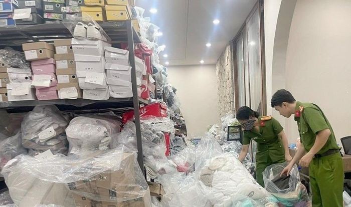 Lực lượng chức năng kiểm tra, kiểm đếm số hàng hóa vi phạm