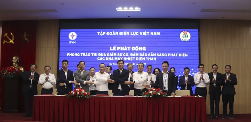 Đại diện các nhà máy nhiệt điện than thuộc EVN ký kết giao ước thi đua. Đại diện các nhà máy nhiệt điện than thuộc EVN ký kết giao ước thi đua.