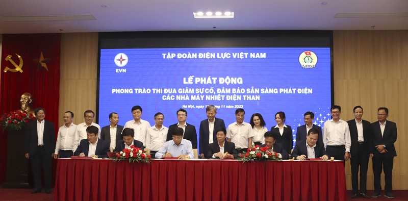 Đại diện các nhà máy nhiệt điện than thuộc EVN ký kết giao ước thi đua. Đại diện các nhà máy nhiệt điện than thuộc EVN ký kết giao ước thi đua.