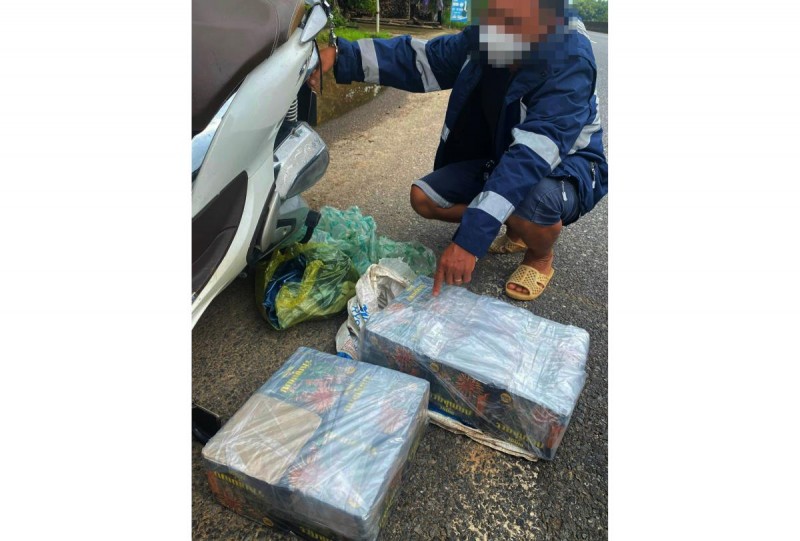 Bắt pháo lậu trên đoạn Km717+200 QL1A Bắt pháo lậu trên đoạn Km717+200 QL1A