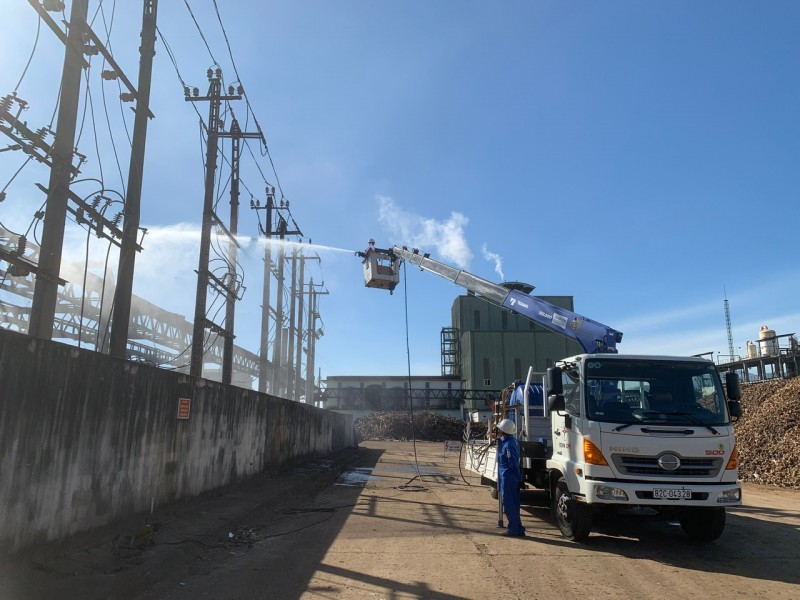 undefined PC Kon Tum vệ sinh miễn phí trạm biến áp không cắt điện cho khách hàng